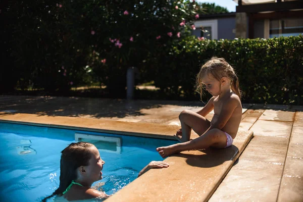 Adorables Niñas Piscina Divirtiéndose Durante Las Vacaciones Verano — Foto de Stock