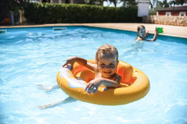 Adorable Little Girls Swimming Pool Having Fun Summer Vacation — Stock Photo, Image