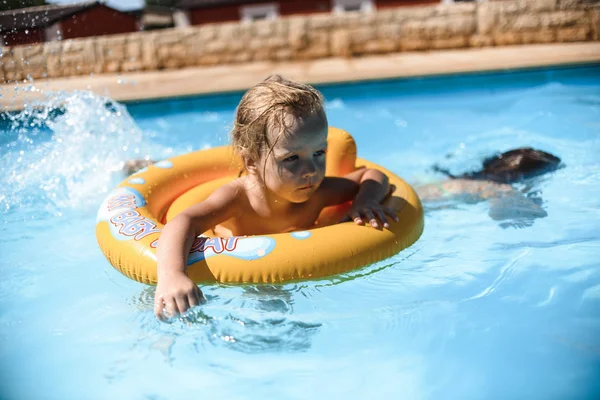 Adorables Niñas Piscina Divirtiéndose Durante Las Vacaciones Verano — Foto de Stock