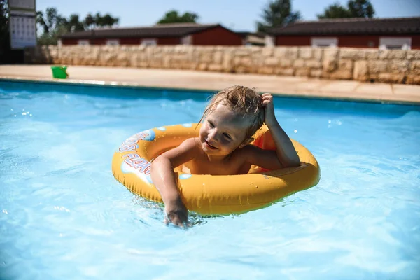 Adorabile Bambina Piscina Divertirsi Durante Vacanze Estive — Foto Stock