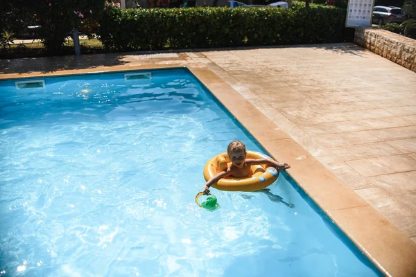 Adorable Niña Piscina Divirtiéndose Durante Las Vacaciones Verano — Foto de Stock