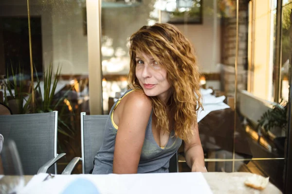 Femme Assise Dans Café Extérieur — Photo