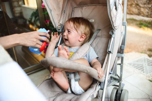 Niño Llorando Sentado Cochecito — Foto de Stock