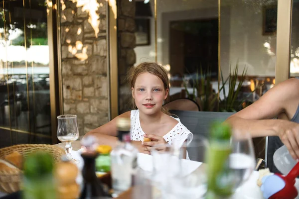 Petite Fille Assise Près Mère Table Dans Café — Photo