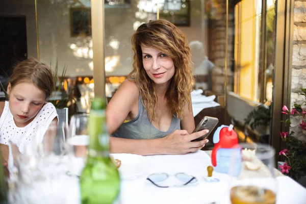 Femme Avec Fille Assis Dans Café Extérieur — Photo