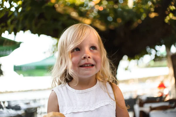 Souriant Petite Fille Plein Air — Photo