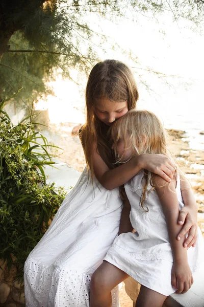 Маленькі Сестри Білих Сукнях — стокове фото