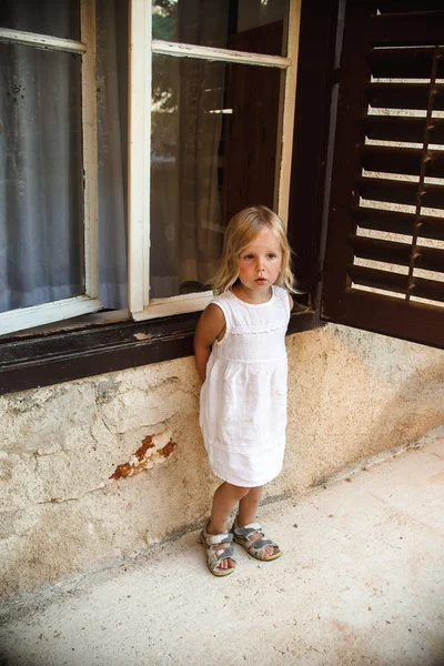 Блондинка Маленька Дівчинка Стоїть Біля Вікна — стокове фото