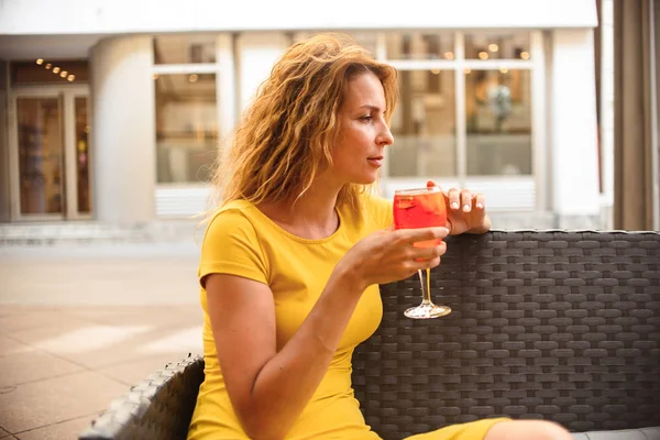 Femme Robe Jaune Cocktail Boire Dans Café Extérieur — Photo