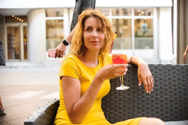 Vrouw Gele Jurk Drinken Cocktail Outdoor Cafe — Stockfoto