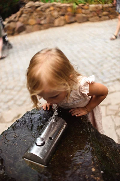 Kislány Iszik Vizet Szökőkút — Stock Fotó