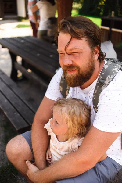 ベンチに座っている娘を持つ父 — ストック写真