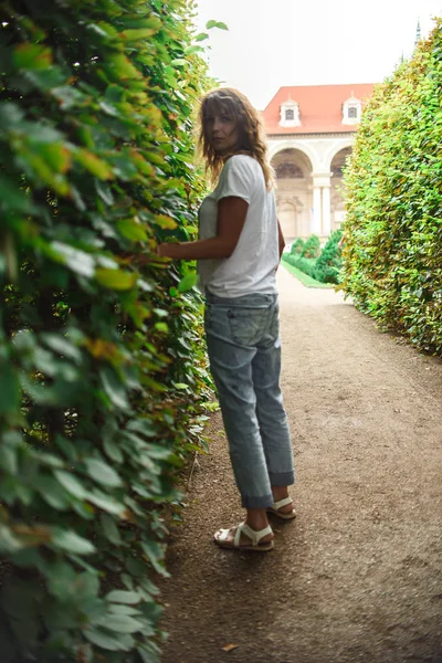 Belle Femme Debout Près Brousse — Photo