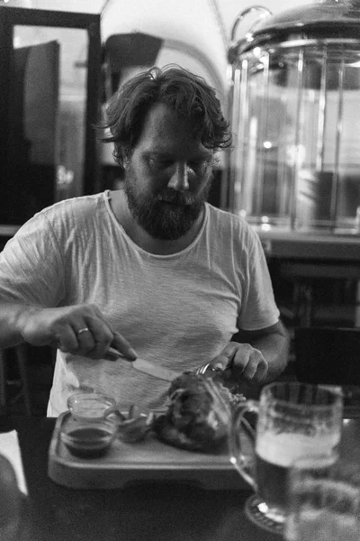 Bearded Man Eating Restaurant — Stock Photo, Image