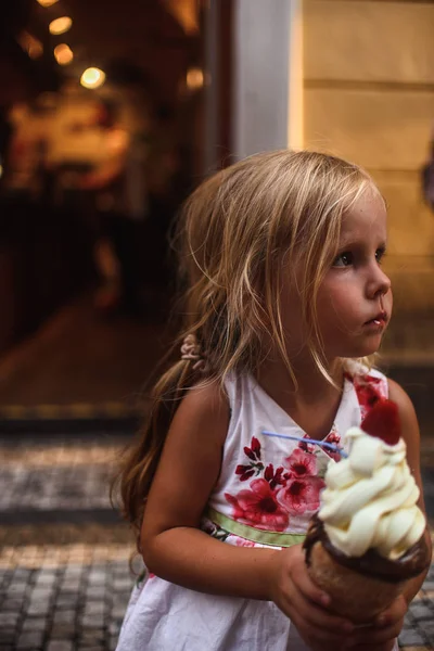 Ragazzina Con Gelato — Foto Stock