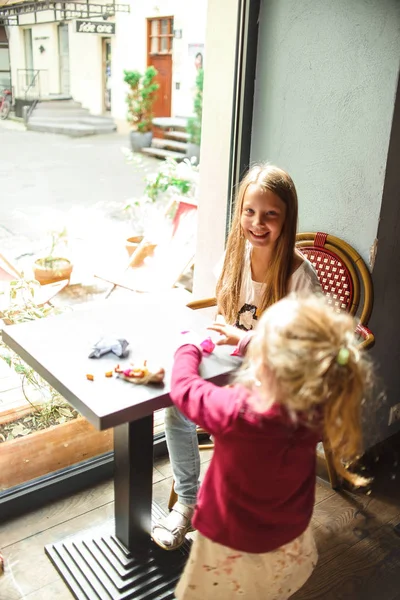 Petites Sœurs Jouant Café — Photo