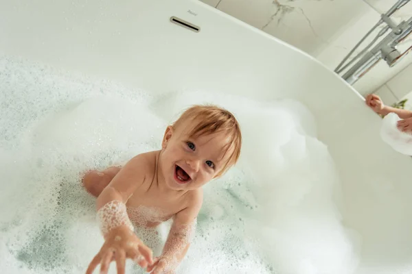Mosolygó Gyermek Fiú Szórakozás Bubble Bath Ban — Stock Fotó