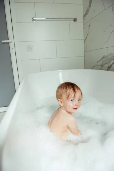 Mosolygó Gyermek Fiú Szórakozás Bubble Bath Ban — Stock Fotó