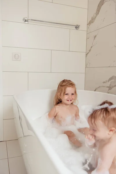 Küçük Kardeşi Kız Kardeşi Birlikte Eğlenceli Çekici Banyo Işık Banyoya — Stok fotoğraf