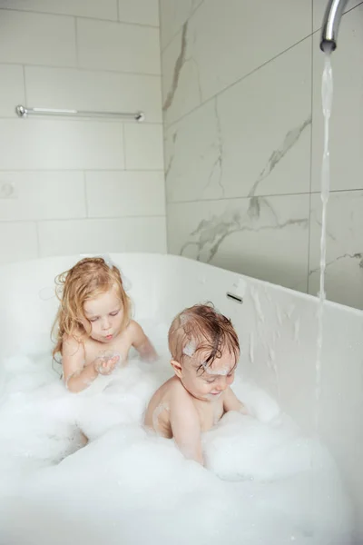 Küçük Kardeşi Kız Kardeşi Birlikte Eğlenceli Çekici Banyo Işık Banyoya — Stok fotoğraf