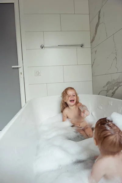 Küçük Kardeşi Kız Kardeşi Birlikte Eğlenceli Çekici Banyo Işık Banyoya — Stok fotoğraf