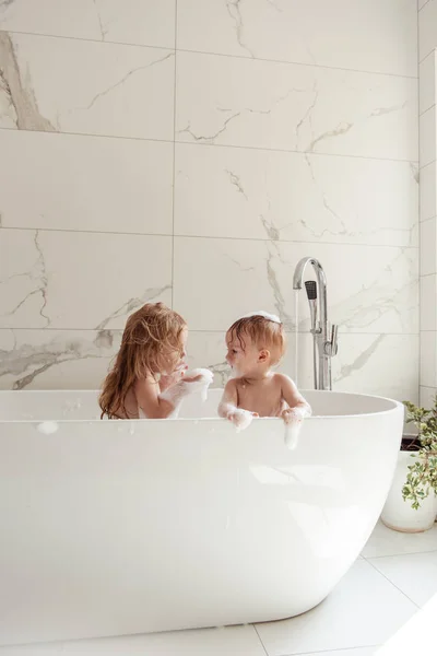 小哥哥和妹妹有乐趣和洗澡一起在光浴室 — 图库照片