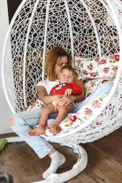 Hermosa Madre Con Hijo Sentado Cocoon Silla Colgante — Foto de Stock