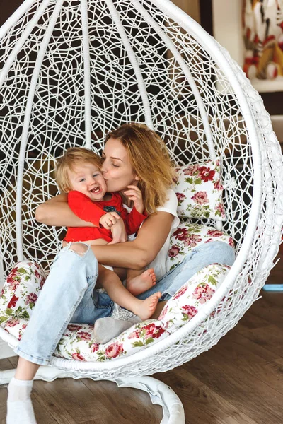 Hermosa Madre Con Hijo Sentado Cocoon Silla Colgante — Foto de Stock