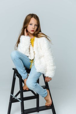 Stüdyoda poz veren güzel kız 