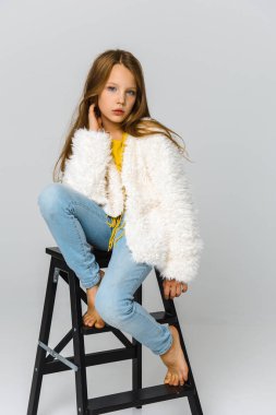 Stüdyoda poz veren güzel kız 