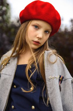 kırmızı bere mutlu kız
