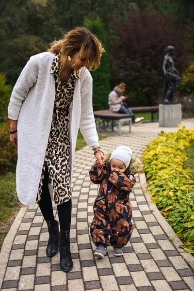 Mère Marche Avec Son Fils — Photo