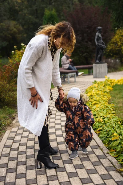 Mère Marche Avec Son Fils — Photo