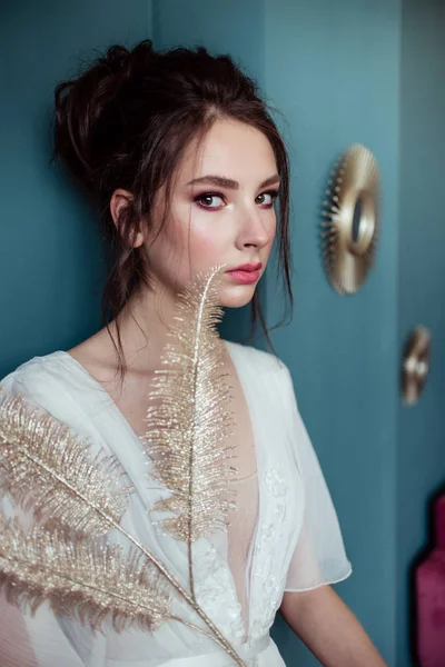 Beautiful Bride Holding Golden Decorative Feathers Leaning Green Wall — Stock Photo, Image