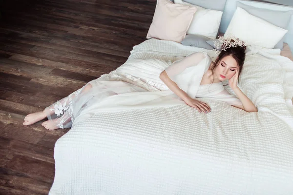 Elegante Brunette Bruid Liggend Wit Bed Slaapkamer — Stockfoto