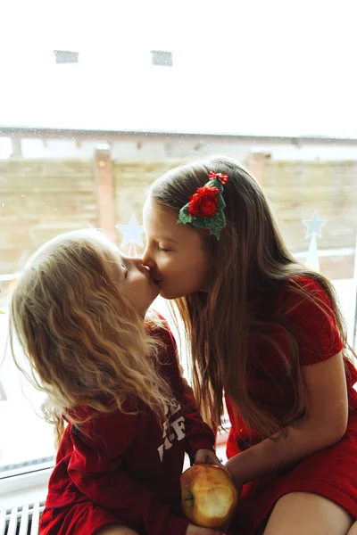 Крупним Планом Вид Сестер Поцілунки — стокове фото