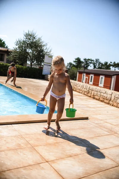 Маленькая Девочка Мальчиком Играющим Бассейна — стоковое фото