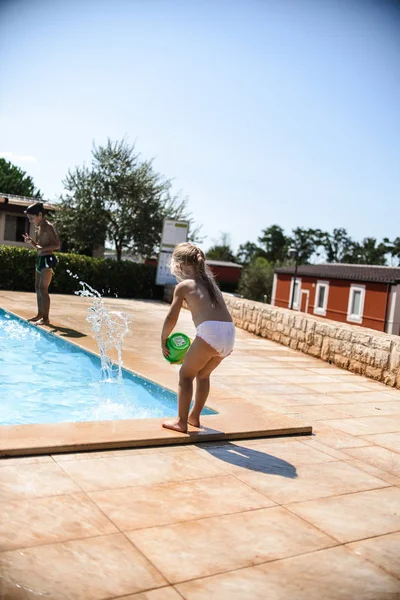 Niña Con Niño Jugando Lado Piscina — Foto de Stock