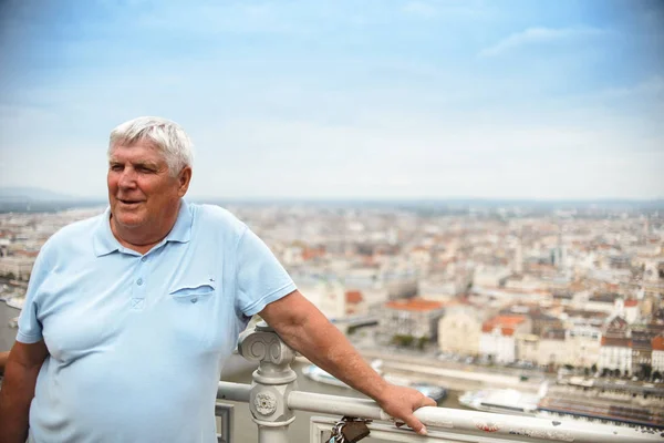 Homem Adulto Fica Perto Convés Observação Com Vista Para Cidade — Fotografia de Stock