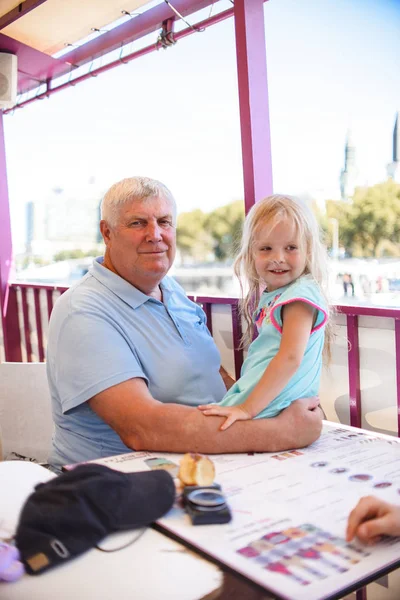 Großvater Und Enkelin Auf Einem Schiff Entlang Der Stadt Budapest — Stockfoto