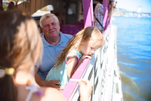 Großvater Und Enkelinnen Auf Einem Schiff Entlang Der Stadt Budapest — Stockfoto