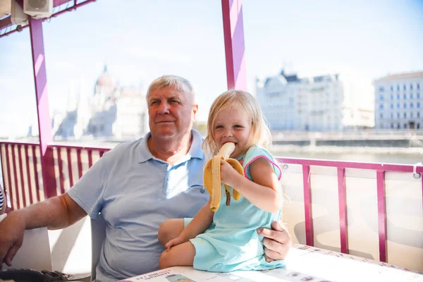 Großvater Und Enkelin Auf Einem Schiff Entlang Der Stadt Budapest — Stockfoto