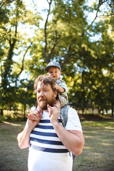 父は公園で息子と一緒に歩いている — ストック写真