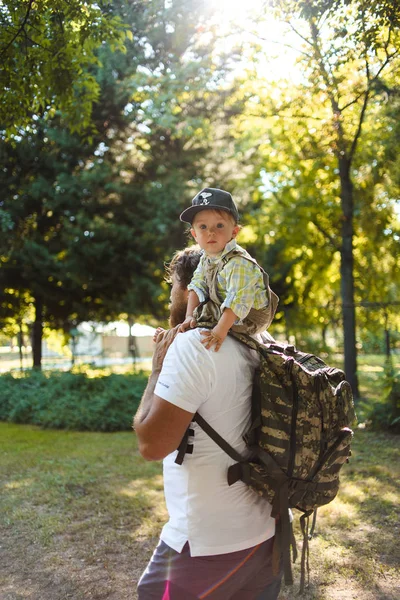 Baba Oğluyla Parkta Yürüyor — Stok fotoğraf
