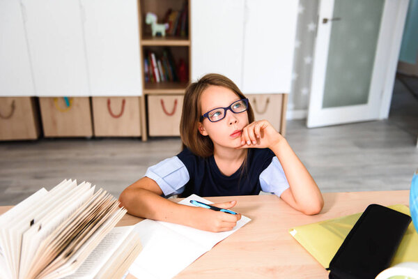 Школьница, выполняющая домашнюю работу