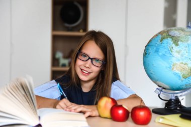 Kız öğrenci ev ödevi yapıyor.