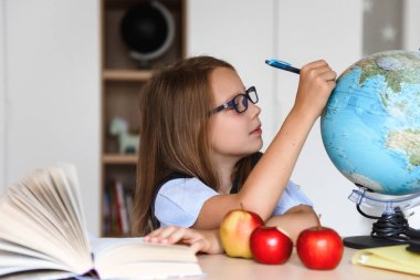 Kız öğrenci ev ödevi yapıyor.