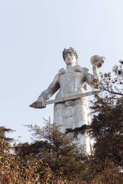 Gürcistan anne heykeli dağda