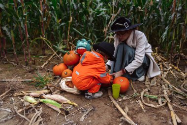 Cadılar Bayramı çocukları ve kadınlar mısır tarlasında yürüyor
