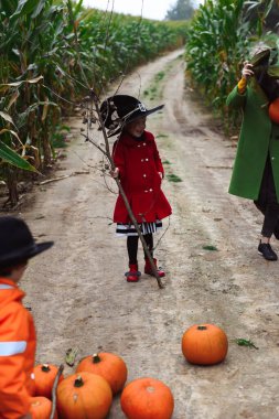 Cadılar Bayramı çocukları mısır tarlasında yürüyor